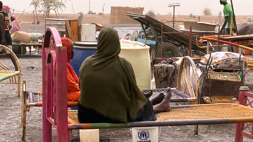 Geflüchtete Frauen aus dem  dem Sudan mit ihrer Habe. Der Machtkampf im Sudan, der seit Mitte April 2023 andauert, hat die nach UN-Angaben weltweit größte Flüchtlingskrise mit mehr als zwölf Millionen Geflüchteten ausgelöst.  Geflüchtete Frauen aus dem  dem Sudan mit ihrer Habe. Der Machtkampf im Sudan, der seit Mitte April 2023 andauert, hat die nach UN-Angaben weltweit größte Flüchtlingskrise mit mehr als zwölf Millionen Geflüchteten ausgelöst.