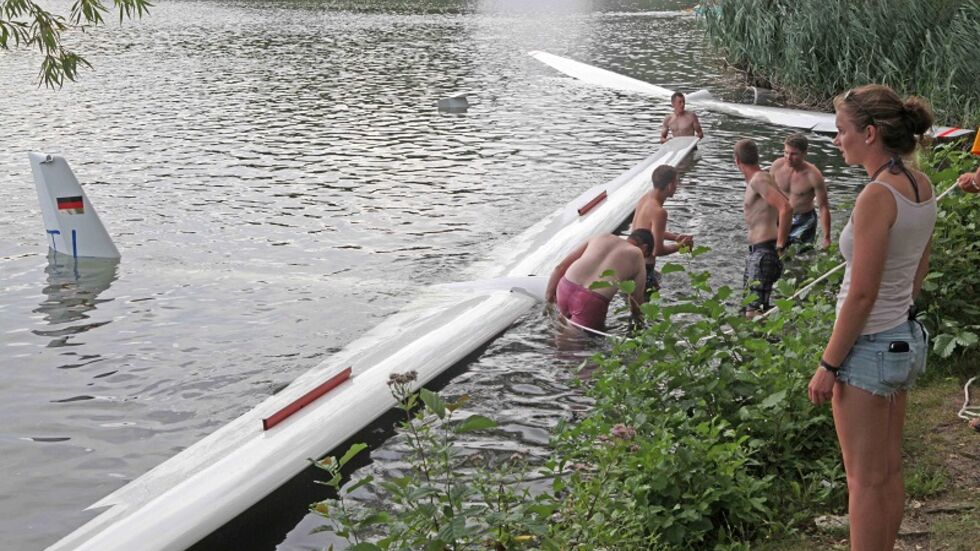 Der Flugplatz hatte schnell Helfer vorbei­ge­schickt, um die beiden Flieger zu bergen. (c) Ralph Köhler/propic­ture Der Flugplatz hatte schnell Helfer vorbeigeschickt, um die beiden Flieger zu bergen. (c) Ralph Köhler/propicture