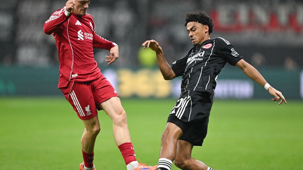 Spielte sich selbst aus und Eintracht Frankfurt um Nathaniel Brown (r) noch tiefer in die Krise: Liverpools Florian Wirtz (l).