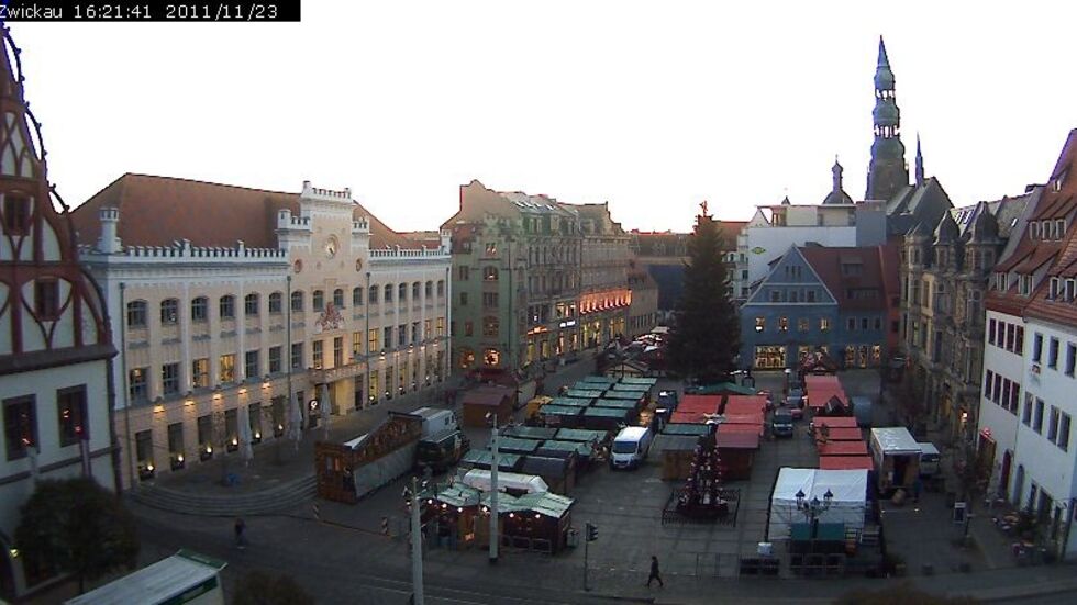 So sehen Inter­net­nutzer seit Mittwoch den Weihnachts­markt. (c) Webcam Stadt