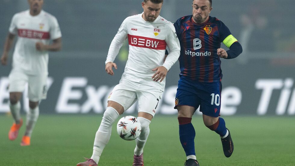 Basels Stratege Xherdan Shaqiri (r.) im Duell mit Stuttgarts Maximilian Mittelstädt.