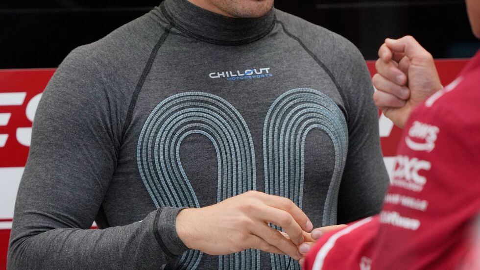 Wegen der neuen Hitze-Regel der Formel 1 können die Piloten wie Charles Leclerc in Singapur Kühlwesten tragen.