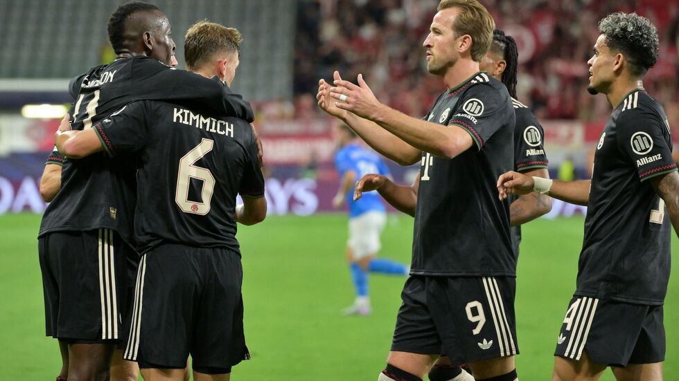 Auch Harry Kane (M) gratuliert Nicolas Jackson (l) zu seinem Premierentreffer. Auch Harry Kane (M) gratuliert Nicolas Jackson (l) zu seinem Premierentreffer.