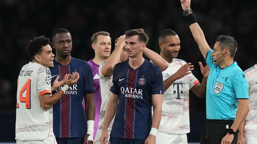 Luis Díaz kann es nicht fassen: Er sieht Rot.