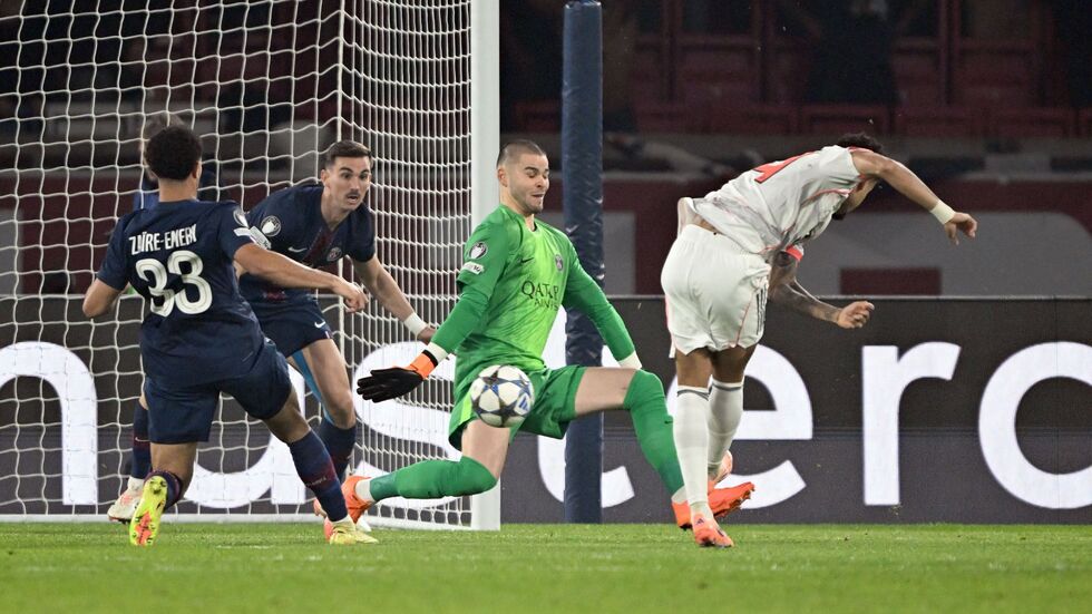 Luis Díaz (r) erzielt das frühe 1:0 für Bayern.
