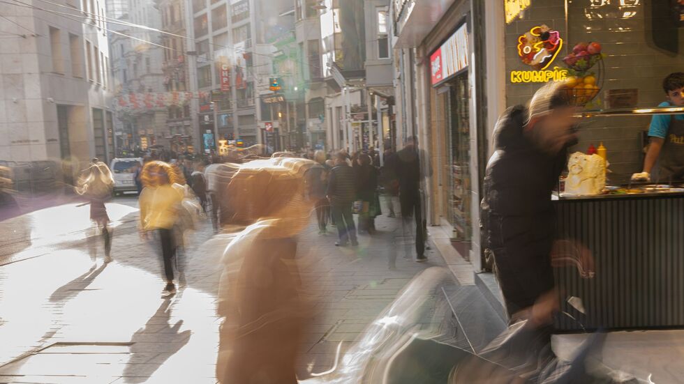Ermittler vermuteten bisher eine Lebensmittelvergiftung, etwa durch Streetfood. Ermittler vermuteten bisher eine Lebensmittelvergiftung, etwa durch Streetfood.