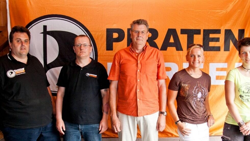 Der Vorstand des Regio­nal­ver­bandes mit seinem Chef Tristan Drechsel (3. von links) nach der Wahl am Sonntag in der Brauerei Vielau. (c) Piraten