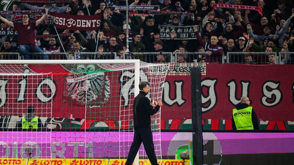 Nach der Niederlage gegen Dortmund bedankt sich Sandro Wagner in der Kurve für die Unterstützung der Fans. Nach der Niederlage gegen Dortmund bedankt sich Sandro Wagner in der Kurve für die Unterstützung der Fans.