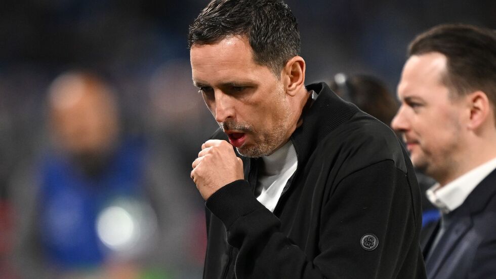Eintracht-Coach Dino Toppmöller begleitete sein Team an der Seitenlinie, wirkte aber immer noch angeschlagen.