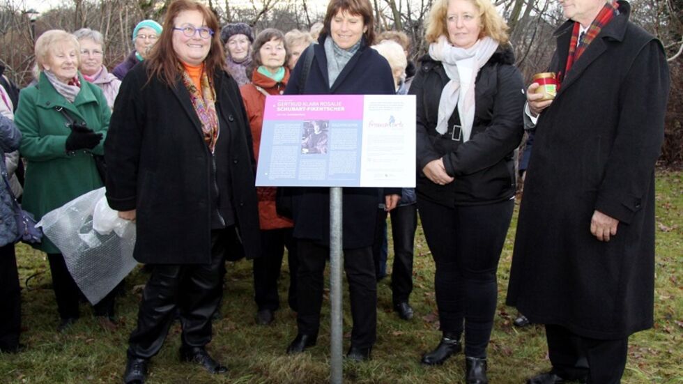 Seit Dienstag hat Zwickau einen "Frauenort" - im Rosen­garten des Schwa­nen­teich­parks. Am Nachmittag wurde er im Beisein von Oberbür­ger­meis­terin Pia Findeiß (2.v.l.) feier­lich einge­weiht. (c) Presse­büro Stadt