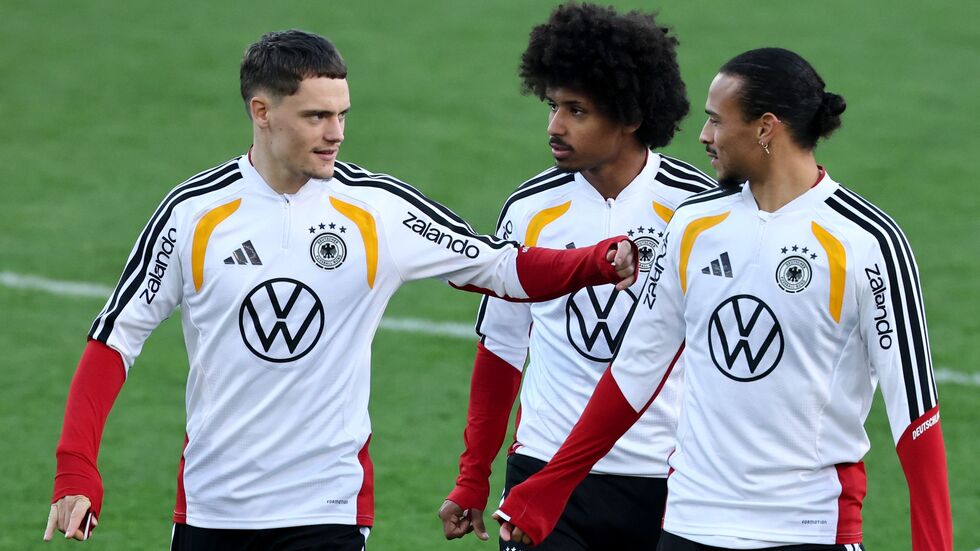 Leroy Sané (r) spielt bei der Nationalmannschaft praktisch auf Bewährung. 