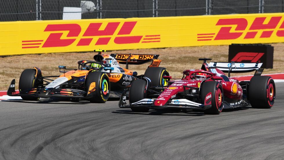 Lando Norris (l) schaffte es kurz vor Schluss doch noch an Charles Leclerc vorbei.