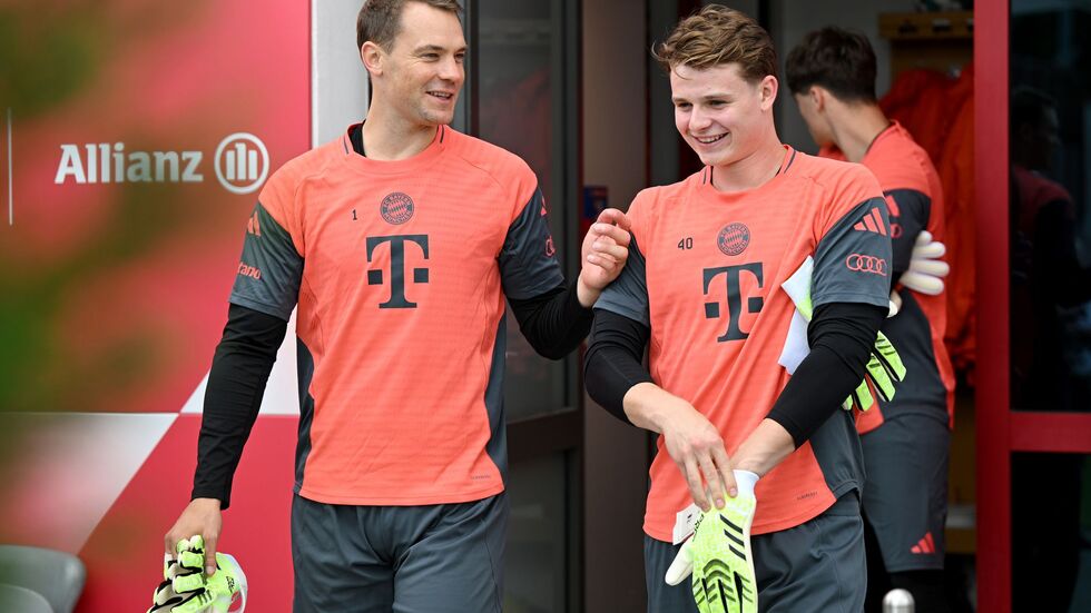 Jonas Urbig (r) darf gegen Gladbach statt Manuel Neuer (l) im Tor ran.