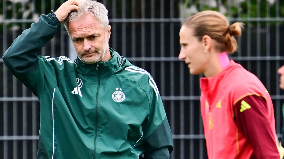 Bundestrainer Christian Wück muss auf Stammkeeperin Ann-Katrin Berger verzichten. (Archivbild) Bundestrainer Christian Wück muss auf Stammkeeperin Ann-Katrin Berger verzichten. (Archivbild)