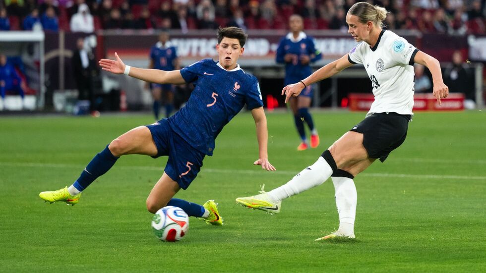 Abgeblockt: Klara Bühl bleibt an Frankreichs Elisa De Almeida hängen.