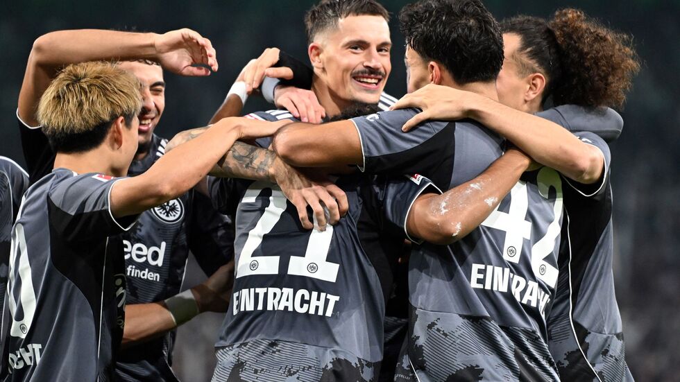 Die Frankfurter Spieler feiern den Sieg in Mönchengladbach.
