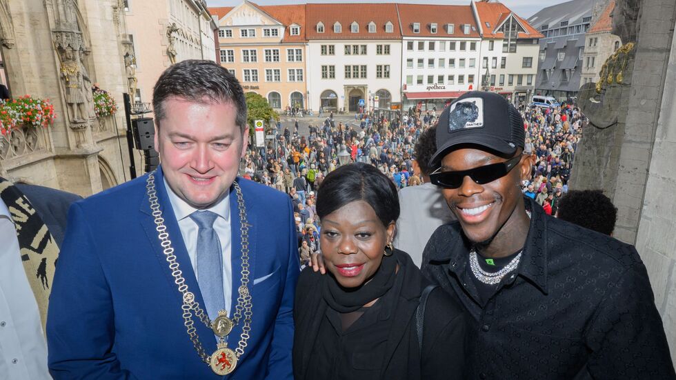 Braunschweigs Oberbürgermeister Thorsten Kornblum (l) will Dennis Schröder als Ehrenbürger vorschlagen.