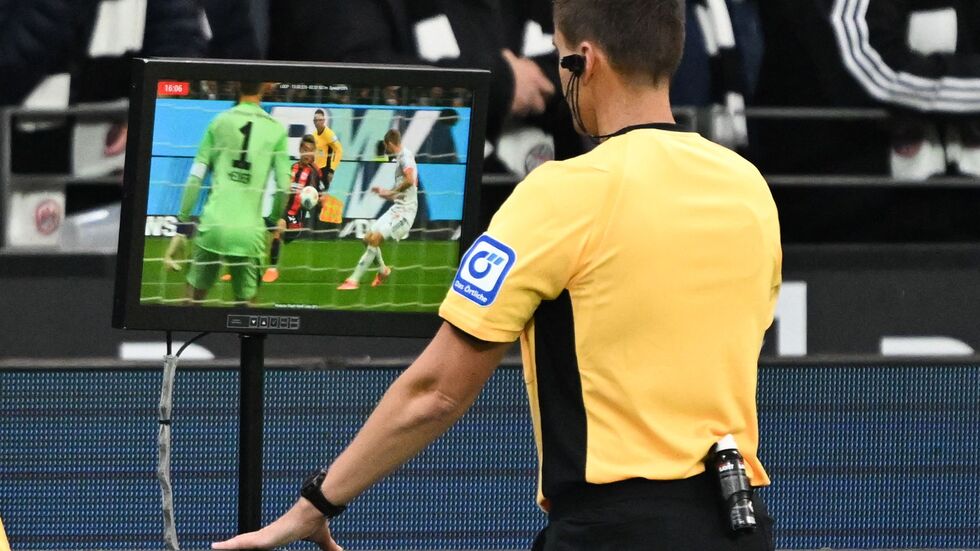 Schiedsrichter Daniel Siebert überprüft den vermeintlichen Ausgleich von Eintracht Frankfurt.