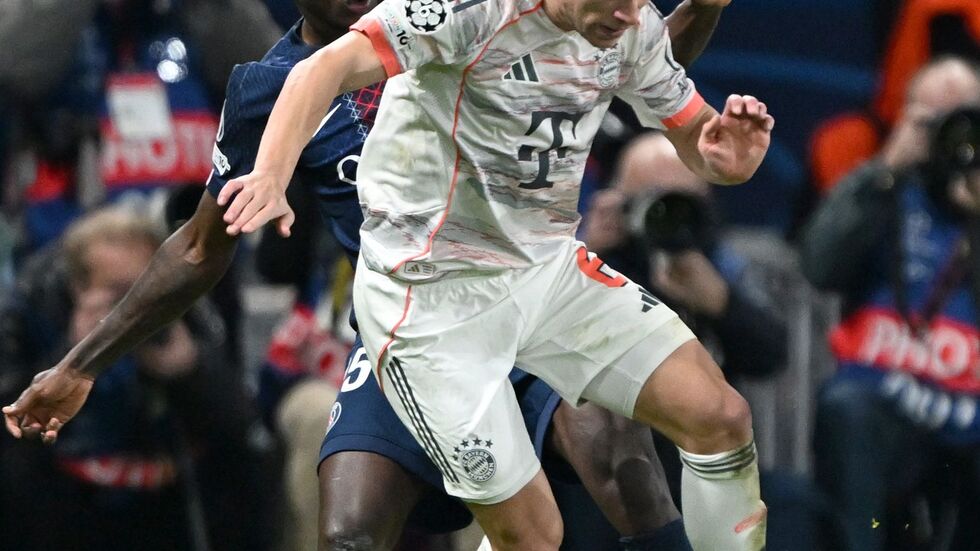 Joshua Kimmich in seinem 100. Champions-League-Spiel in Aktion gegen Nuno Mendes .