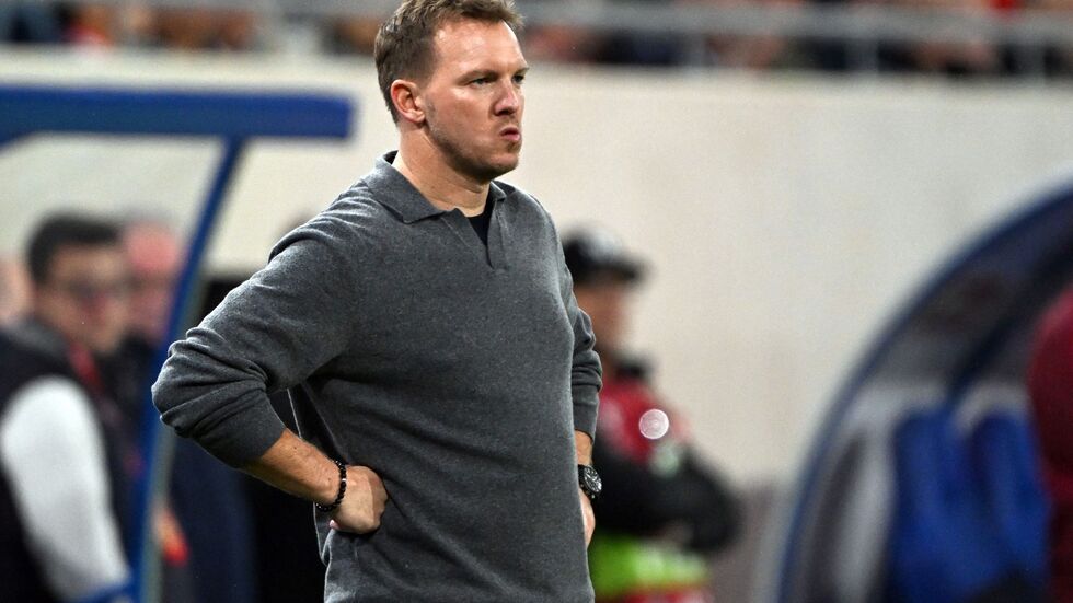 Julian Nagelsmann blickt skeptisch auf das Spielfeld. Julian Nagelsmann blickt skeptisch auf das Spielfeld.