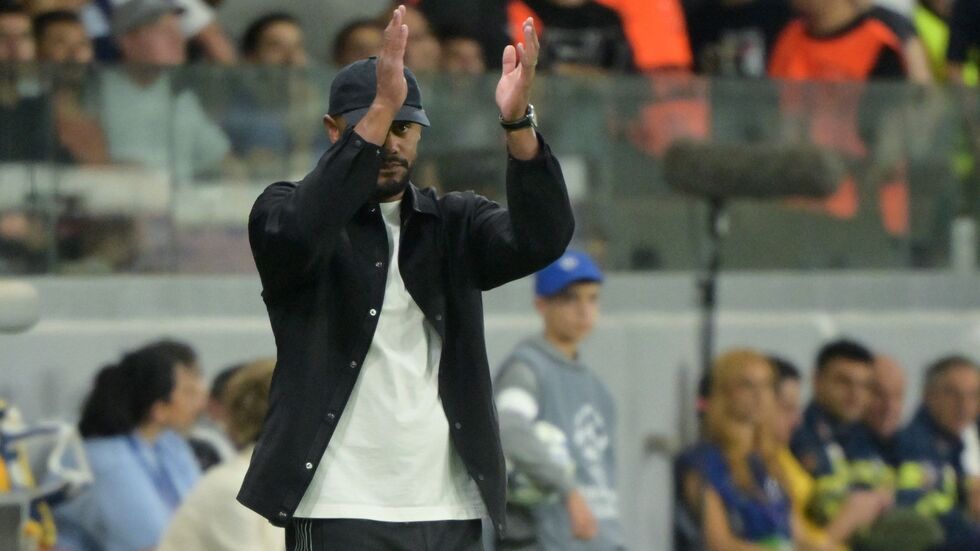 Vincent Kompany applaudiert seiner Mannschaft beim 5:1 gegen Pafos. Vincent Kompany applaudiert seiner Mannschaft beim 5:1 gegen Pafos.