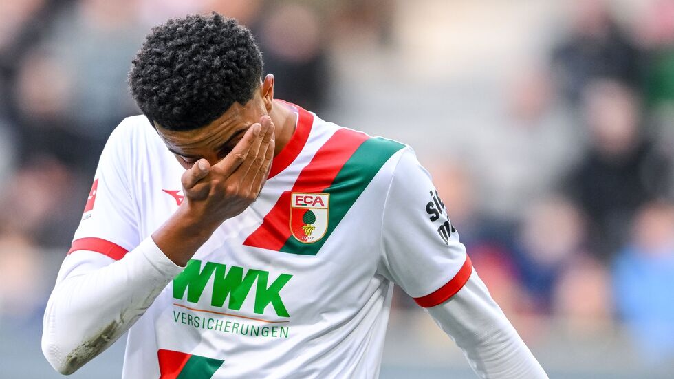 Augsburg-Youngster Noahkai Banks ist nach der Klatsche gegen Leipzig bedient.