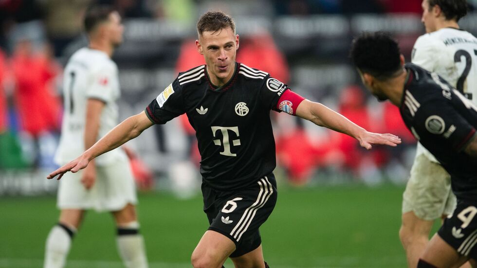 Bayerns Joshua Kimmich jubelt über sein Führungstor in Mönchengladbach.