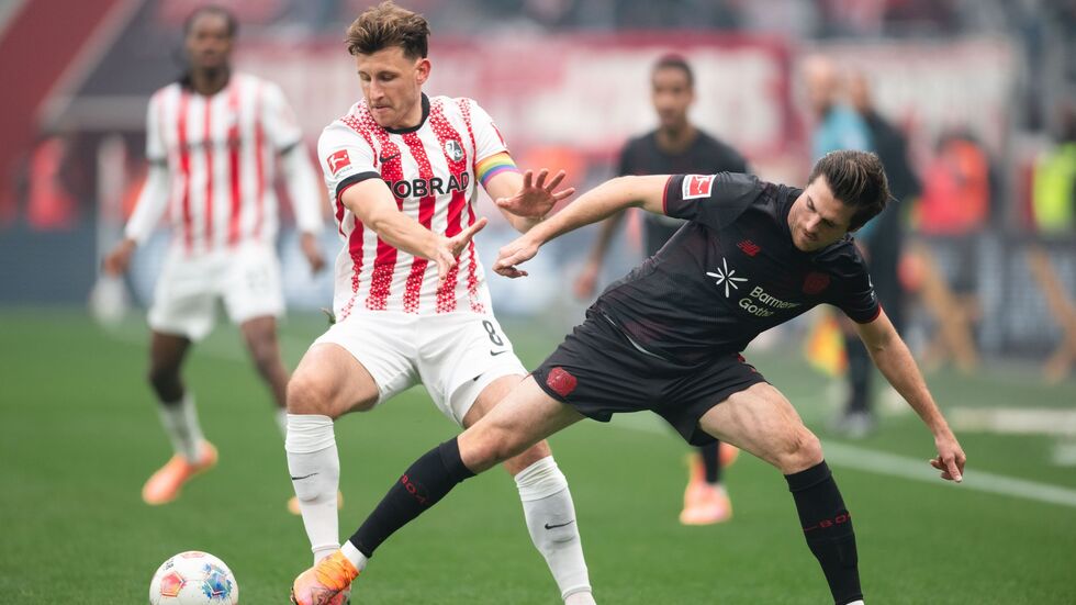 Freiburgs Maximilian Eggestein (l) und Leverkusens Jonas Hofmann im Zweikampf. Freiburgs Maximilian Eggestein (l) und Leverkusens Jonas Hofmann im Zweikampf.
