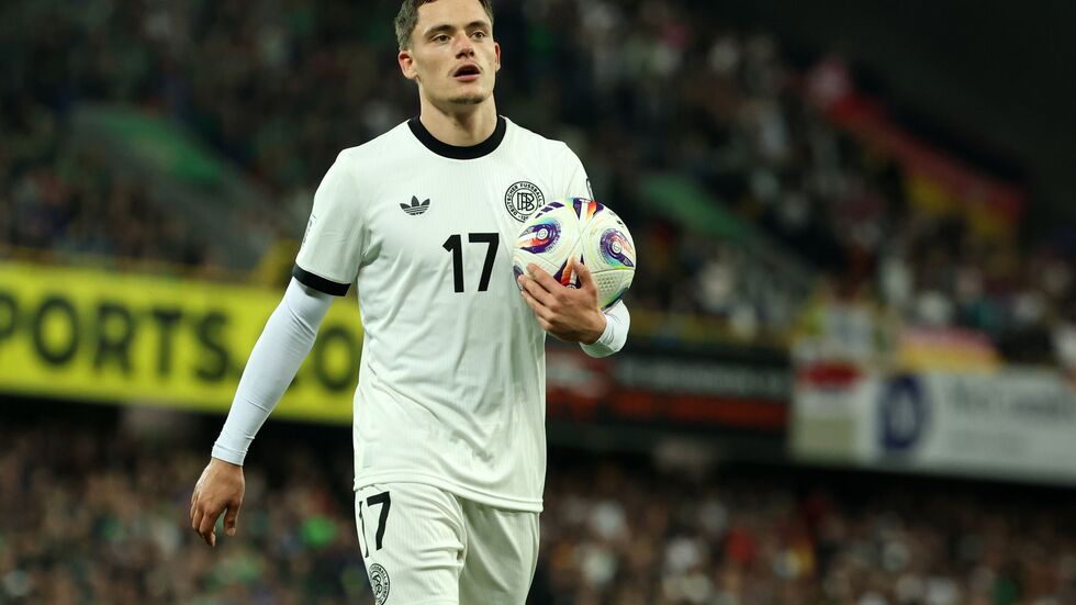 Florian Wirtz trägt den Ball zu einer Ecke. Florian Wirtz trägt den Ball zu einer Ecke.