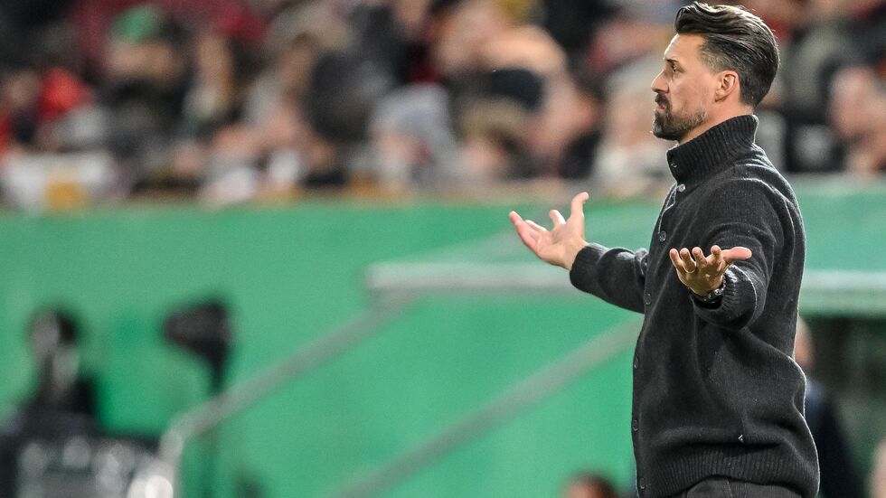 Was nun, Herr Wagner? Augsburgs Trainer steht auch im DFB-Pokal mit leeren Händen da.