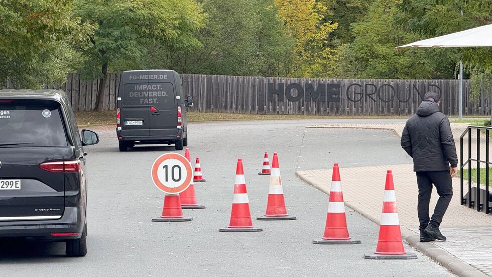 Treffpunkt Franken: Der erkrankte Nick Woltemade saß in keinem der Kleinbusse, die in Herzogenaurach vorfuhren. 