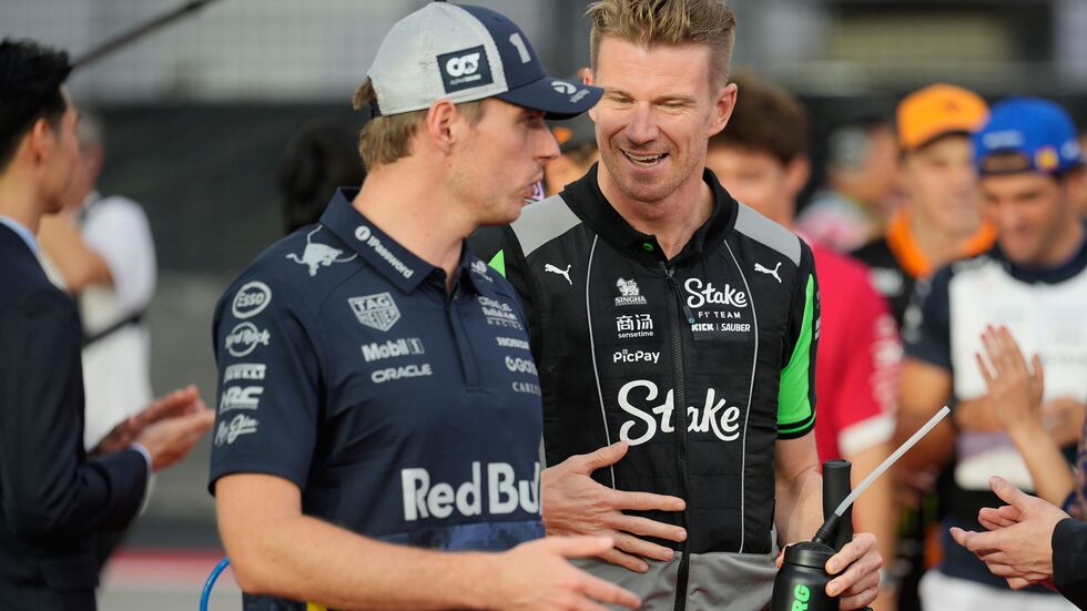 Schimpft über die neue Hitze-Regel der Formel 1: Max Verstappen (l). Schimpft über die neue Hitze-Regel der Formel 1: Max Verstappen (l).