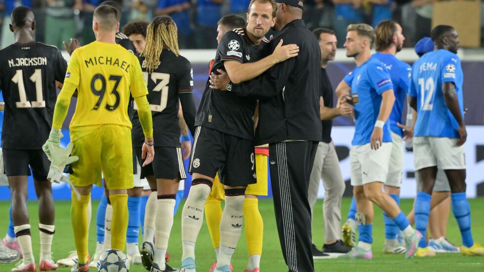 Harry Kane klatscht mit Trainer Kompany ab. Harry Kane klatscht mit Trainer Kompany ab.