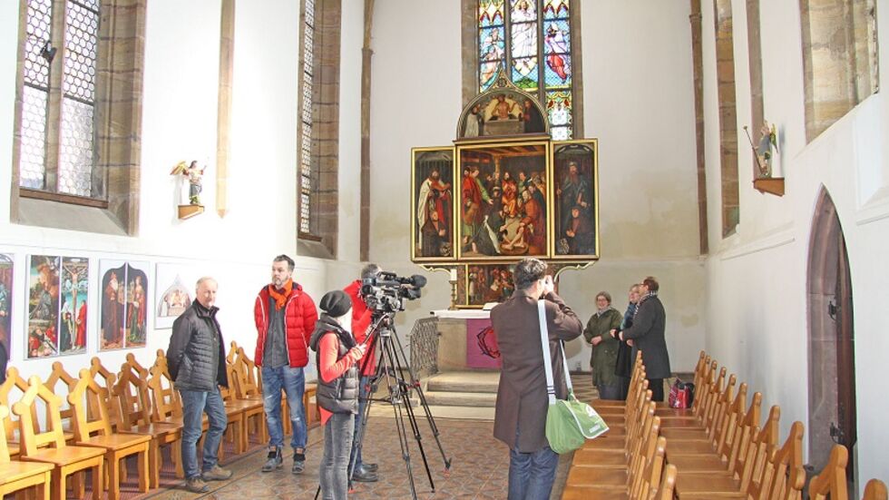 Der geöff­nete Flügel­altar zeigt in der Mitte die "Fußwa­schung Petri", eine selten darge­stellte Szene aus dem Neuen Testa­ment. (c) Dirk Häuser/Presse­büro Stadt