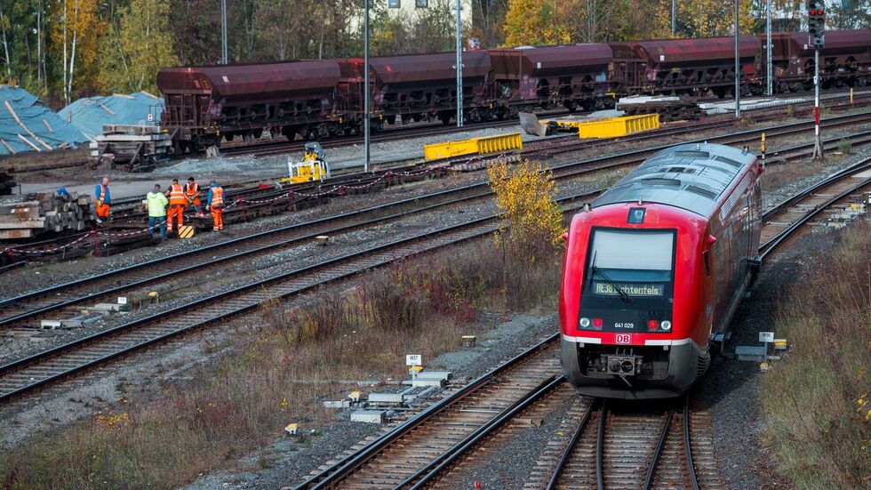 Nordbayern wartet auf die Elektrifizierung der Franken-Sachsen-Magistrale. (Archivbild) Nordbayern wartet auf die Elektrifizierung der Franken-Sachsen-Magistrale. (Archivbild)