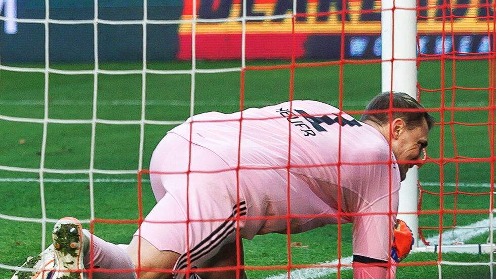 Manuel Neuer sah beim Tor der Berliner unglücklich aus. Manuel Neuer sah beim Tor der Berliner unglücklich aus.