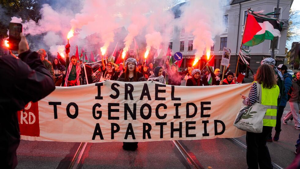 Vor dem Spiel gab es Demonstrationen. Vor dem Spiel gab es Demonstrationen.