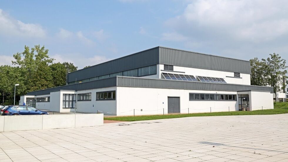 Ihre Stunden sind gezählt. Die Schef­fel­ber­sport­halle verschwindet aus der Landschaft. (c) Ralph Köhler (Archiv)