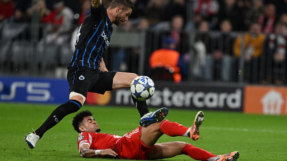 Torschütze Luis Díaz im rasanten Bodeneinsatz gegen Brügges Brandon Mechele. 