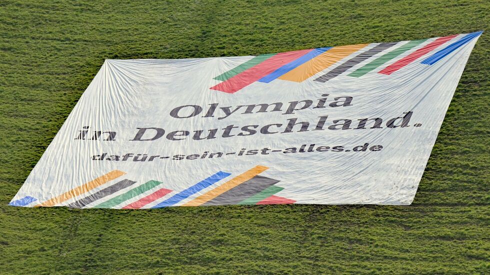 Mit einem großen Bann auf dem Olympiaberg wird für eine Münchner Sommerspiel-Bewerbung geworben. (Archivfoto)