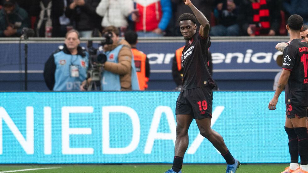 Leverkusens Ernest Poku jubelt über seinen Treffer zum 1:0. Leverkusens Ernest Poku jubelt über seinen Treffer zum 1:0.