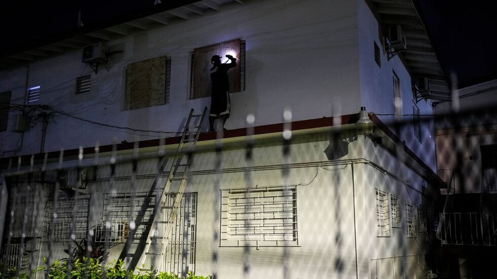 Die Menschen auf der Karibikinsel bereiten sich auf zerstörerische Winde und Überschwemmungen vor.