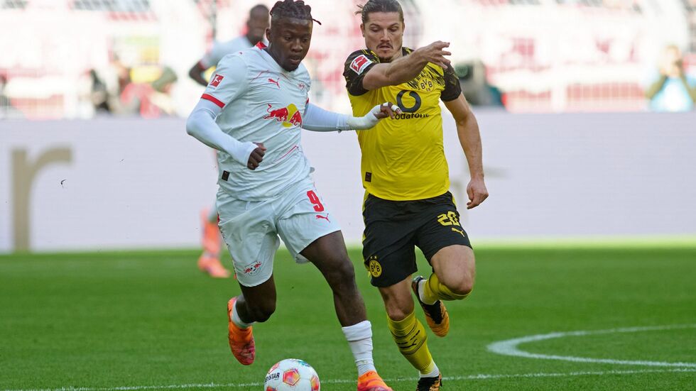 Voller Einsatz im Topspiel: Leipzigs Johan Bakayoko (l) will den Ball gegen BVB-Spieler Marcel Sabitzer behaupten.