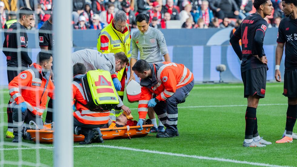 Bitter für Bayer: Kapitän Alejandro Grimaldo muss vom Platz getragen werden.