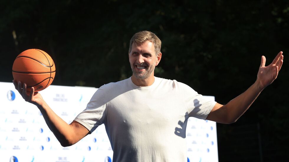 Dirk Nowitzki spielte mit den Kindern Basketball. Dirk Nowitzki spielte mit den Kindern Basketball.