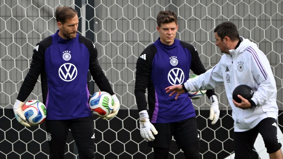 Oliver Baumann (l.) hört Torwart-Trainer Andreas Kronenberg aufmerksam zu. 