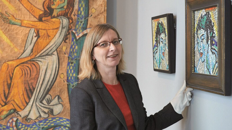 Mit Samthand­schuhen fasst Leiterin Petra Lewey "ihren" Pechstein an. (c) Museum Mit Samthandschuhen fasst Leiterin Petra Lewey "ihren" Pechstein an. (c) Museum