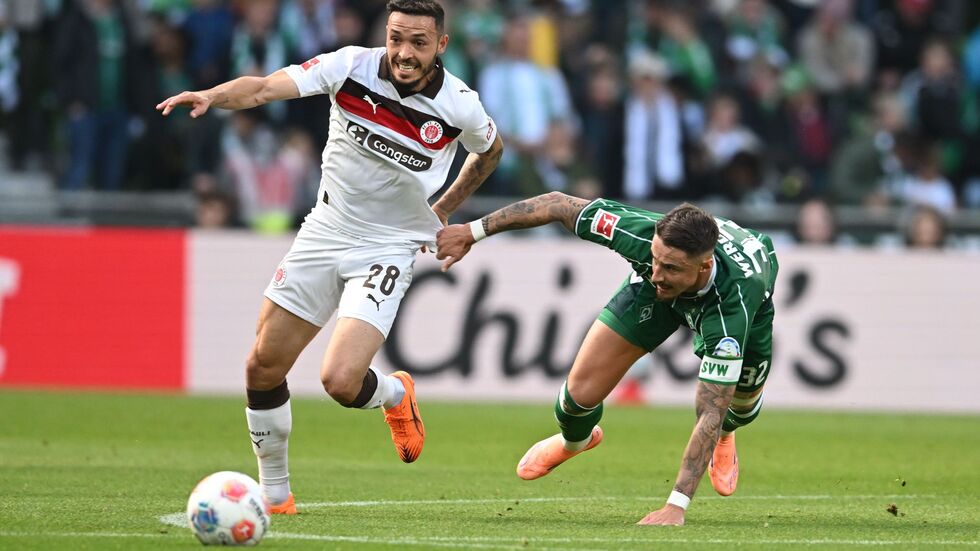 Hier geblieben: Werders Marco Friedl (r) verfolgt St. Paulis Mathias Pereira Lage.
