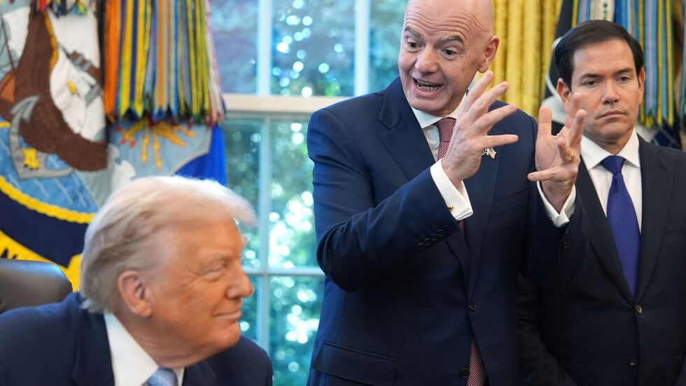 FIFA-Präsident Gianni Infantino (r) hält die USA als WM-Gastgeber für ein sicheres Land.