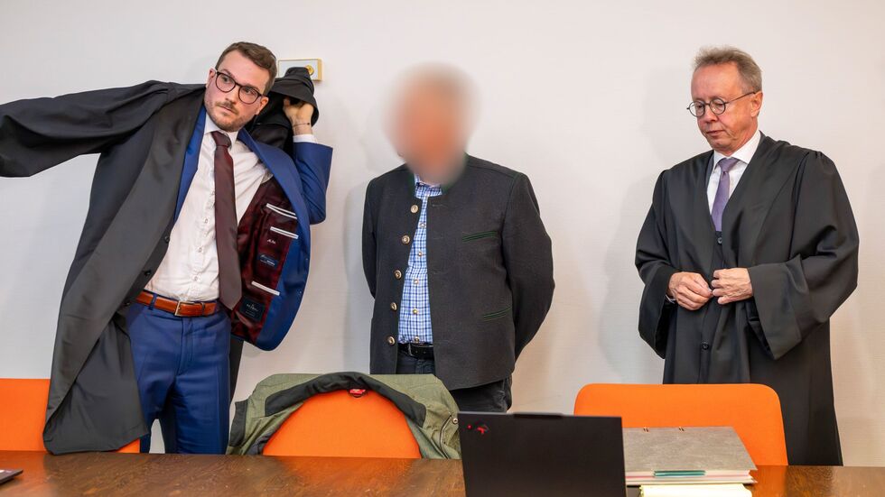 Angeklagt sind vor dem Landgericht München II zwei Bahnmitarbeiter unter anderem wegen fahrlässiger Tötung. Angeklagt sind vor dem Landgericht München II zwei Bahnmitarbeiter unter anderem wegen fahrlässiger Tötung.